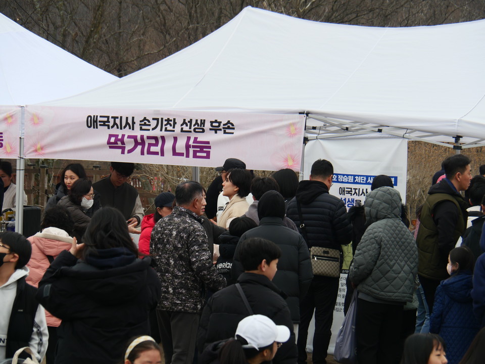 약밥을 받기 위해 방문객들이 줄지어 있다. 