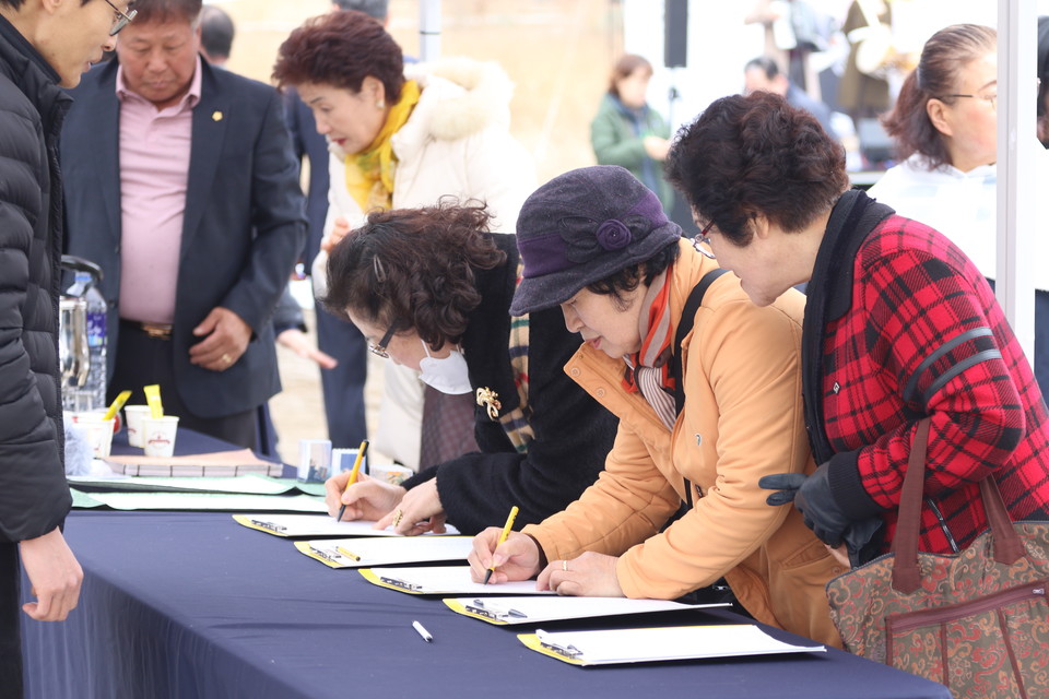 시민들이 보재 이상설 선생 서훈 상향을 촉구하는 서명 운동에 참여하고 있다. 