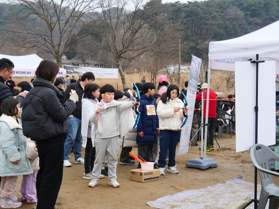 아이들이 과녁에 적힌 친일파 이름 맞추기 이벤트에 참여하고 있다. 친일파 이름을 맞춘 아이들에게는 단재 신채호 선생의 업적을 기리는 도서 등 경품이 지급됐다. 