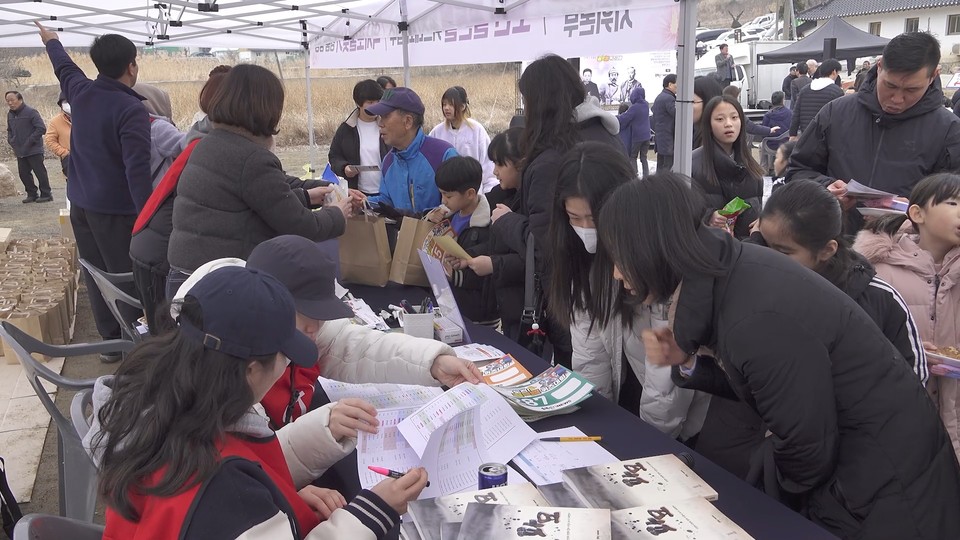 역사보물찾기 도장을 받은 방문객들은 안내부스에서 기념품을 수령했다.