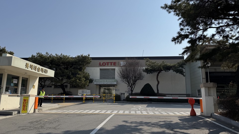 스위스에 본사를 둔 세계 최대 다국적기업 네슬레와 롯데가 합작해 설립한 롯데네슬레코리아 청주공장이 폐쇄위기에 몰렸다. 사진은 청주공장 전경