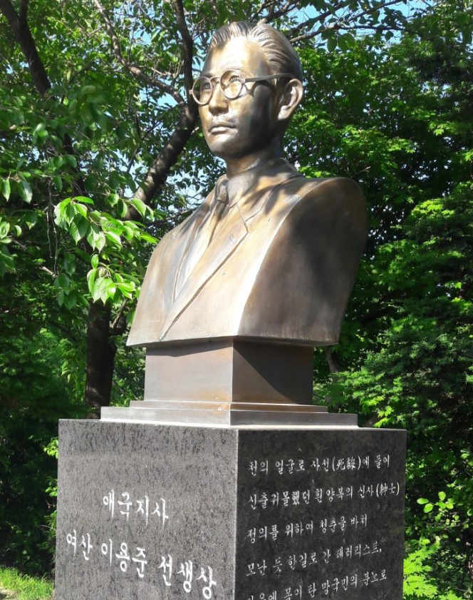 충북 제천시 박달재 정상에 설치된 애국지산 여산 이용준 선생 흉상