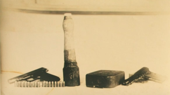 1933년 육삼정 의거에 사용하려고 제작된 폭탄. 맨 오른쪽은 윤봉길 의사가 투척한 도시락 모양의 폭탄과 비슷하다.