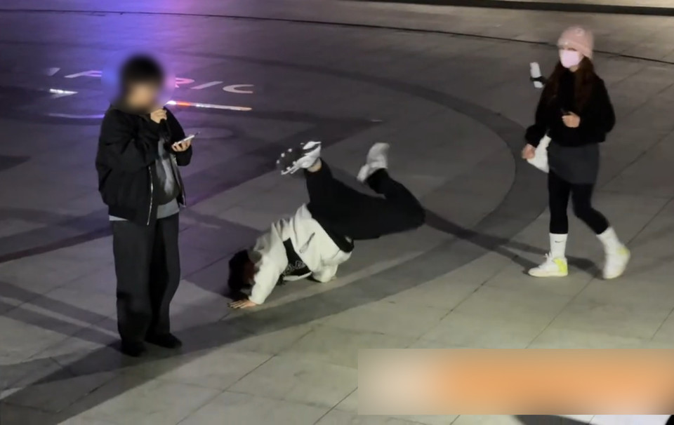 충북학생공동행동 발언자 옆에 극우 유튜버가 난입해 집회를 방해하고 있다. 이후 경찰이 아닌 학생이 이를 제지했다. (사진=연설왕TV 갈무리)