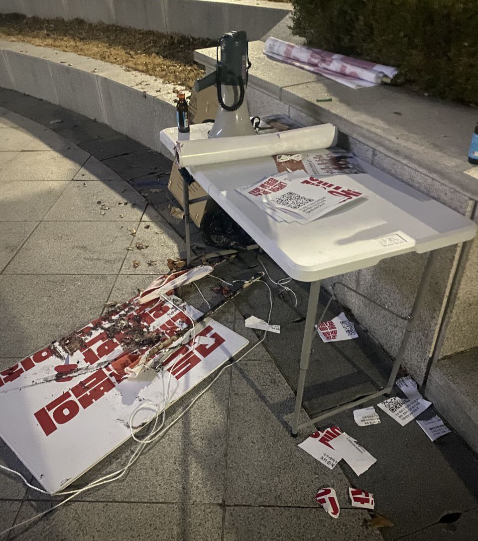 학생공동행동이 준비한 피켓과 현수막이 극우유튜버에 의해 훼손된 모습. (사진=학생공동행동)