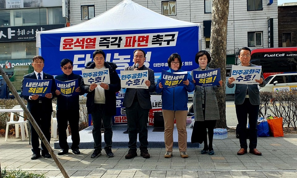 13일 박완희 (더민주충북혁신회의 대표) 청주시의원이 윤석열 대통령 파면을 촉구하는 단식농성을 시작했다.