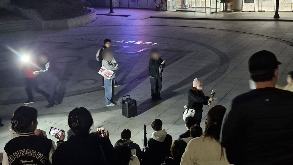 지난 11일 학생결의대회에서 유튜버들이 카메라를 들고 난입해 집회 진행을 방해하고 있는 모습. (사진=학생공동행동)