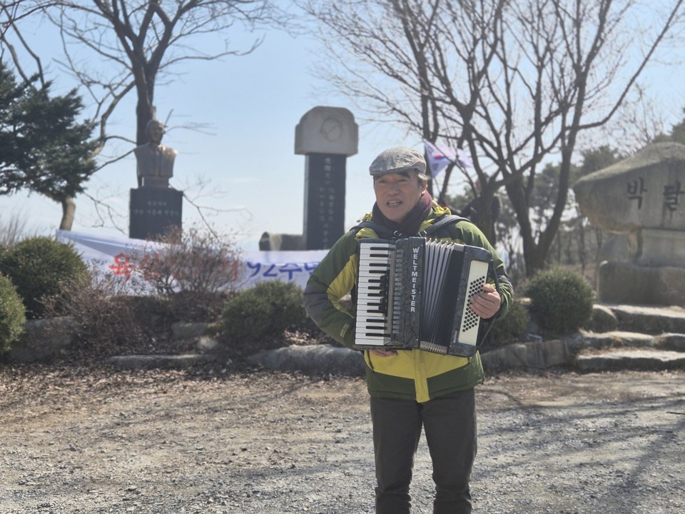 항일투쟁가요 전문밴드 산오락회에서 활동하는 음악인 김강곤씨가 추모곡과 '압록강행진곡'을 연주하고 있다. (사진=김남균 기자)
