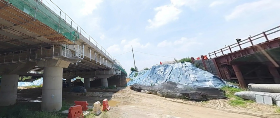 미호강 도로확포장공사 당시 제방을 불법으로 철거하고 흙더미로 채워 제방붕괴를 불러 14명이 사망한 오송참사 원인을 제공한 금호건설 공사현장에서 노동자가 사망하는 사고가 연달아 발생했다. 사진은 2023년 7월 오송참사 무너졌던 미호강교 제방 모습 (사진=김남균 기자)