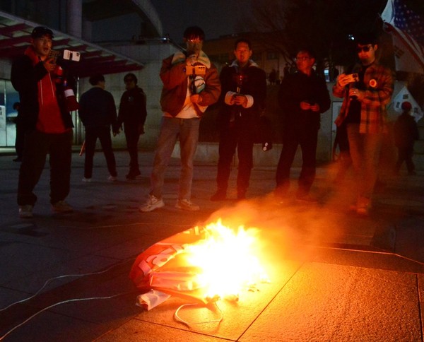 11일 충북대학교에서 열린 정권 퇴진을 촉구하는 학생결의대회에 극우 유튜버들이 난입해 현수막을 불태웠다. (사진=뉴시스)