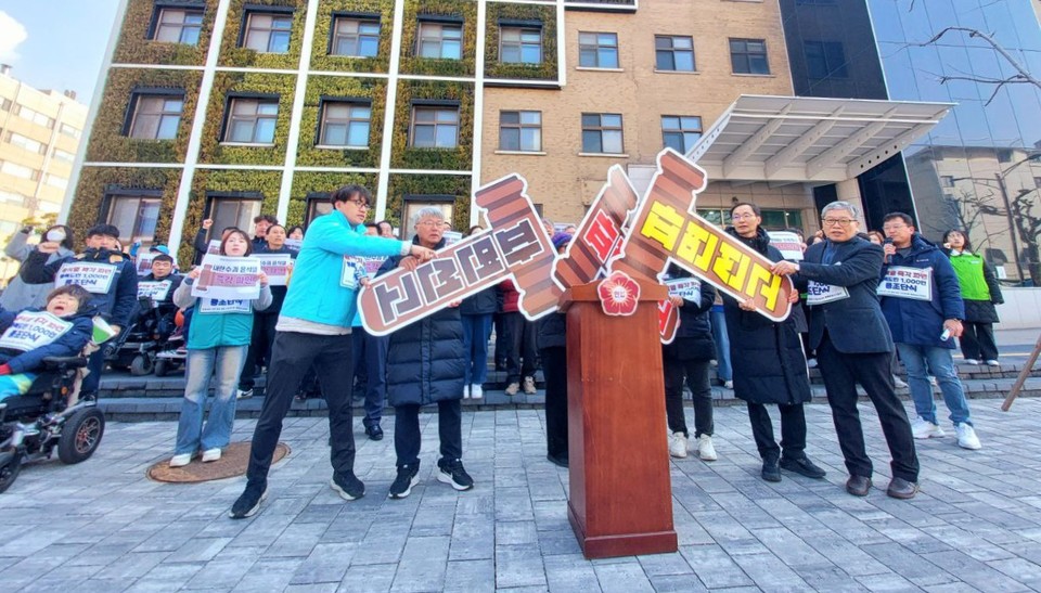 19일 충북비상시국회의가 헌법재판소의 탄핵 선고를 촉구하는 퍼포먼스를 진행하고 있다. (사진=충북비상시국회의)