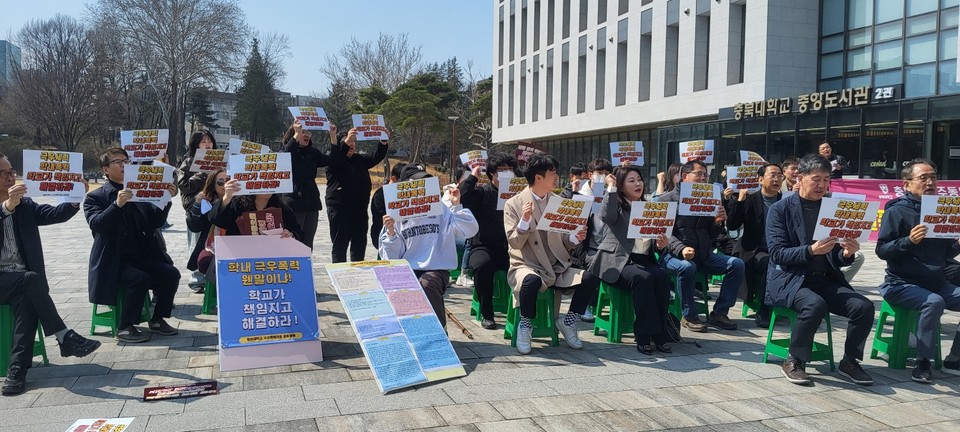 충북대 사회학과 대학원생을 주축으로 한 교수, 연구자, 학생들은 20일 ‘윤석열 파면, 학교 책임 촉구를 위한 개신인 긴급 목요행동’ 집회를 열었다.
