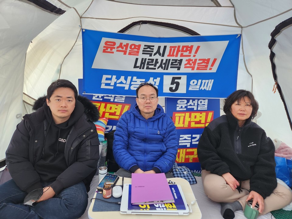 차순애(사진 오른쪽) 더불어민주당 서원지역위원회 여성위원장이 20일 건강악화로 병원에 이송됐다.