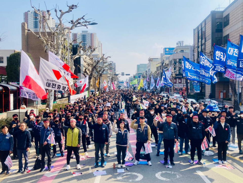 민주노총 충북지역본부는 20일 오후 충북도청 서문에서 확대 간부 파업대회를 열었다.(민주노총 충북지역본부 제공)