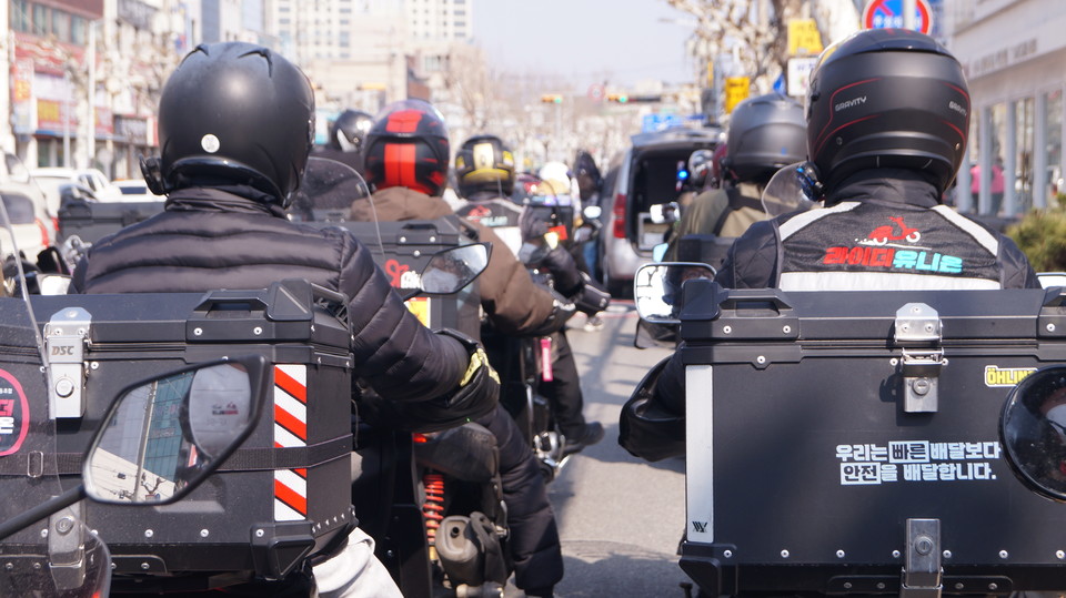 결의대회를 마친 뒤 집회 참가자들은 산업단지 육거리에서 사창사거리를 거쳐 도청까지 행진했다. 