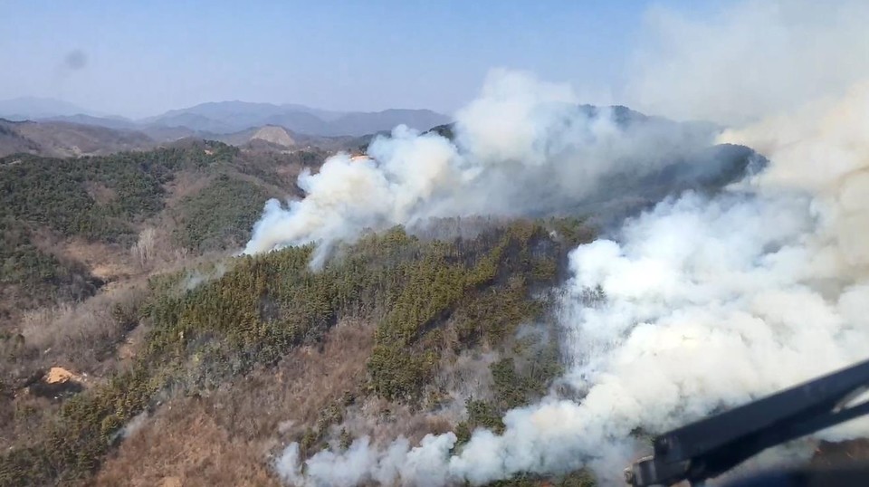 옥천군 청성면 일원에 발생한 산불 진화 현장. (사진=산림청)