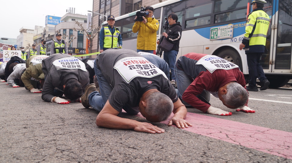 참가자들이 삼보일배 행진을하고 있다.