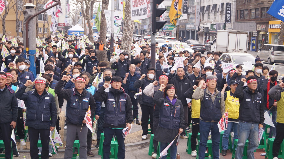 27일 민주노총 충북본부는 충북도청 앞에서 총파업대회를 열고 헌재의 탄핵 선고를 촉구했다. (사진=이종은 기자)