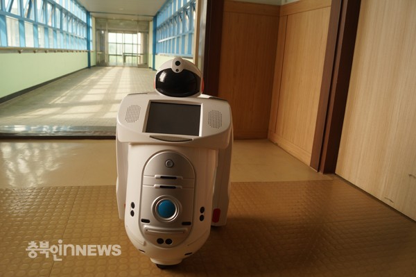 본보의 탐사 취재를 통해 실체가 밝혀진 충북교육청 스쿨로봇 구매 비리사건에 연루된 교육청공무원 A씨와 업체 관계자가 5억7000만원의 손해 배상금을 물게 됐다. 사진은 충북도교육청이 한대당 4000만원에 구입한 스쿨로봇.