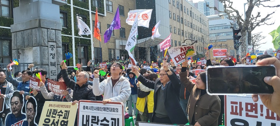 헌법재판소 문형배 권한대행이 ‘대통령 윤석열을 파면한다’라는 주문을 낭독하자, 충북도민들이 환호성을 지르며 기뻐하고 있다.