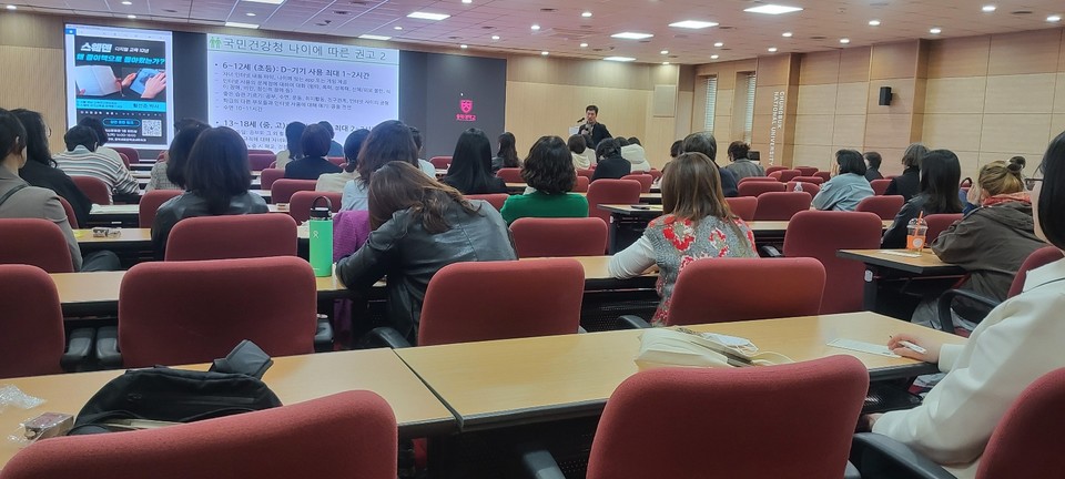 전교조 충북지부와 충북새로운학교네트워크는 지난 3일 ‘스웨덴 디지털 교육 10년, 왜 종이책으로 돌아왔는가’를 주제로 강의를 진행했다.