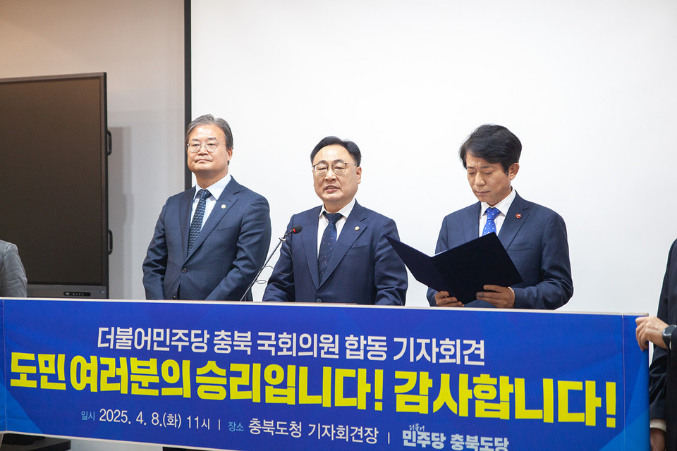 사진 왼쪽부터 이연희 의원, 이광희 충북도당위원장, 이강일 의원.