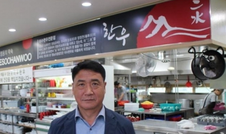 2019년 정영철 (국민의힘) 충북 영동군수가 옥천군 관내 A식당 대표로 있을 당시  모습