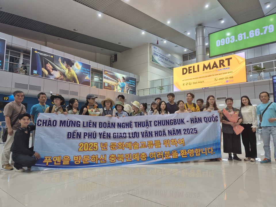 지난 달 29일 충북민예총 한국 베트남 문화예술교류단이 베트남 깜란 국제공항에 도착해, 기다리고 있던 베트남 싸오비엔 예술단 관계자들이 반갑게 맞아주고 있다. (사진=김남균 기자)