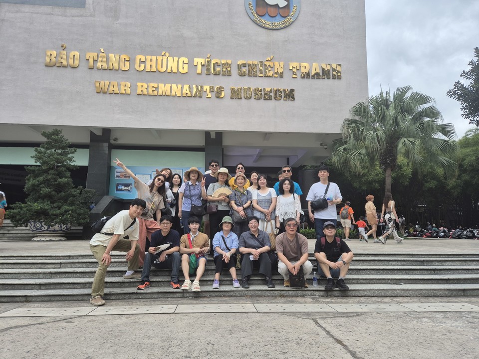 지난 달 29일 충북민예총 문화예술교료단이 베트남 호치민시에 있는 전쟁증적박물관에 도착해 단체사진을 찍고 있는 모습 (사진=김남균 기자)