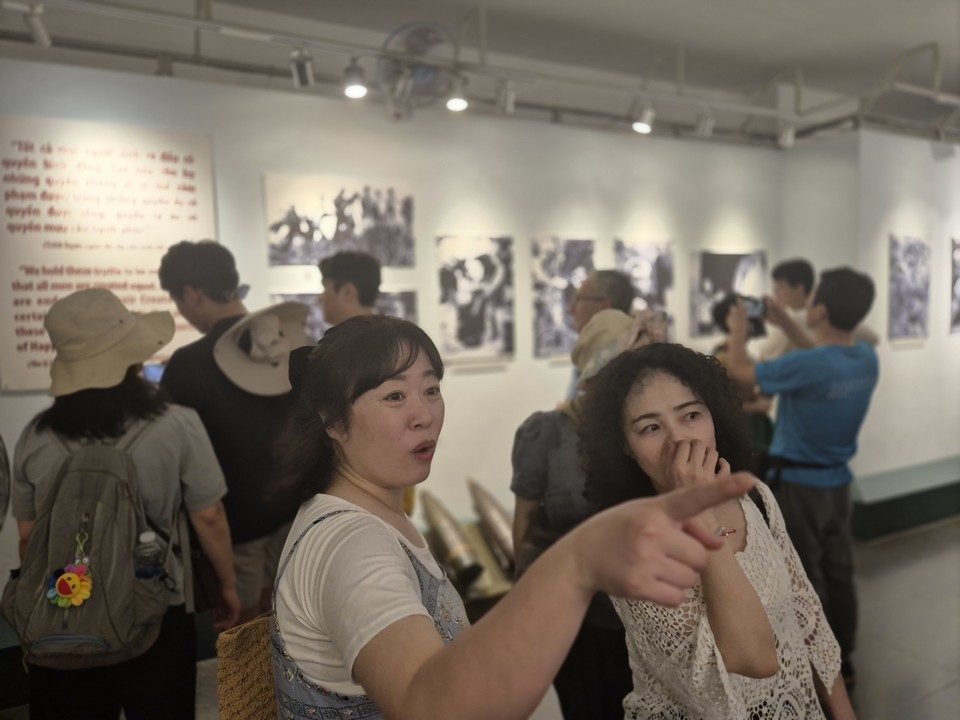 베트남 호치민시에 소재한 전쟁증적 박물관을 둘러보던 충북민예층 예술단원들은 놀라움을 감추지 못했다. (사진=김남균 기자)