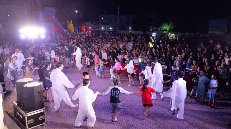 예술공장 두레의 공연에 맞춰 베트남 안미마을 주민들과 어린이들이 강강술래를 하며 즐거운 시간을 보내고 있다. (사진=김남균 기자)