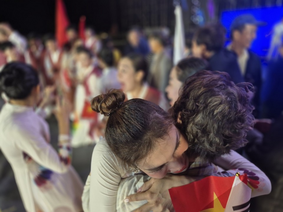 무용가 오세란씨(오른쪽)와 싸오비엔 무용가가 공연을 마친 뒤 서로를 부둥켜 안고 있다. (사진=김남균 기자)