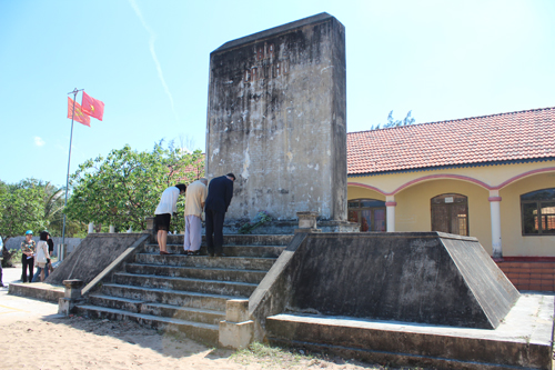 푸옌성 뚜이화시 화히엡남 마을 문화회관 앞 증오비 전경 (2007년 촬영, 충북인뉴스DB)
