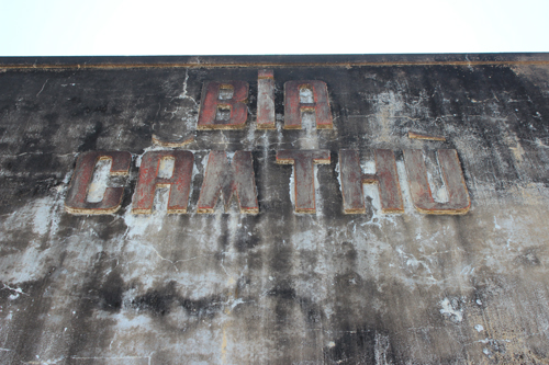 푸옌성 뚜이화시 화히엡남 마을 문화회관 앞 증오비에 새겨진 '비아 캄뚜'( BIA CĂM THÙ, 한국어 '증오') 문구 (충북인뉴스 DB)