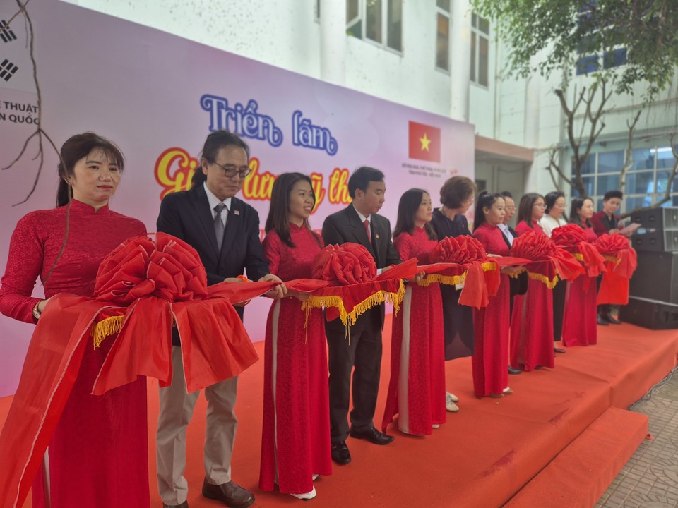 지난 달 31일 베트남 푸예성 뚜이화시에서  열린 한베트남-미술교류전시회 개막식 장면(사진=김남균 기자) 