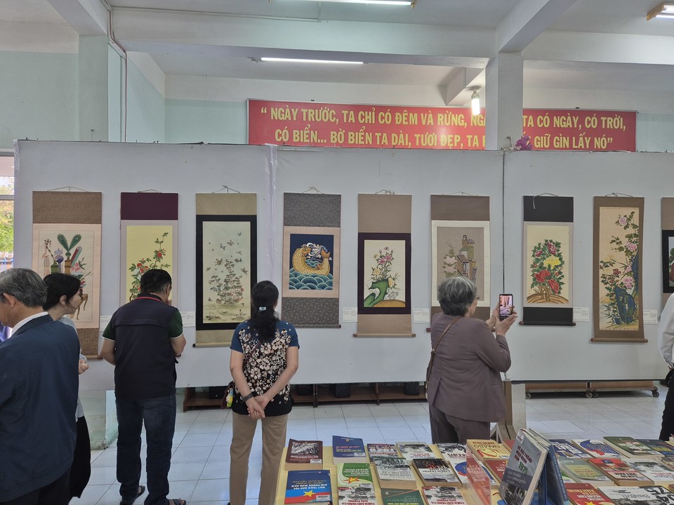 지난 달 31일 베트남 푸옌성 뚜이화시에서 충북민예총 소속 서예위원회, 전통미술위원회 소속 작가의 작품 20여점과 베트남 푸옌성 작가의 작품을 전시하는 한베트남 미술교류 행사가 진행됐다. (사진=김남균 기자)