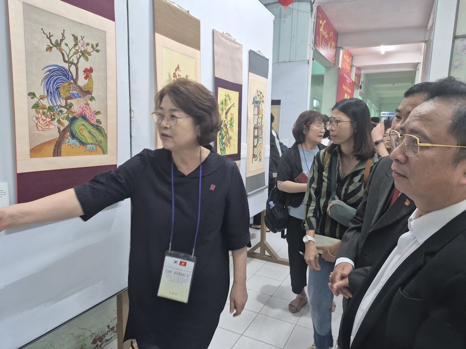 조경애 작가(왼쪽)가 작품을 설명하고 있는 모습(사진=김남균 기자)