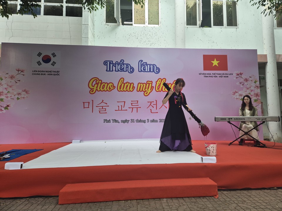 박수정 서예가가 한베트남 미술교류 전시회 개막시에서 퍼포먼스를 선보이고 있다. (사진=김남균 기자)