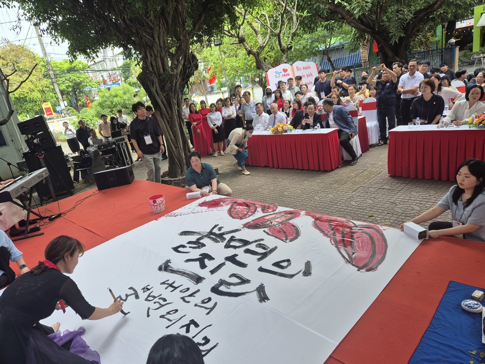 박수정 서예가가 한베트남 미술교류전시회 개막시에서 퍼포먼스를 진행하고 있는 장면(사진=김남균 기자)