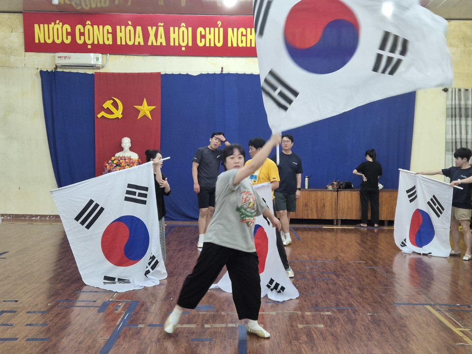 예술공장 두레 소속 예술인들이  베트남 싸오비엔 예술단 실내연습장에서 공연 준비를 하고 있다. (사진=김남균 기자)