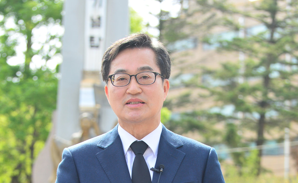 17일 오전 상당공원 내 4.19학생혁명기념탑을 찾은 김동연 더불어민주당 대선 경선 후보. 사진=뉴시스.