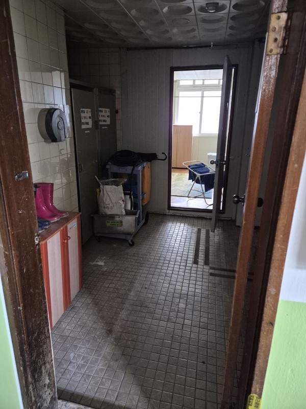 환경실무사가 휴게공간으로 사용하고 있는 공간.(교육공무직본부 충북지부 제공)