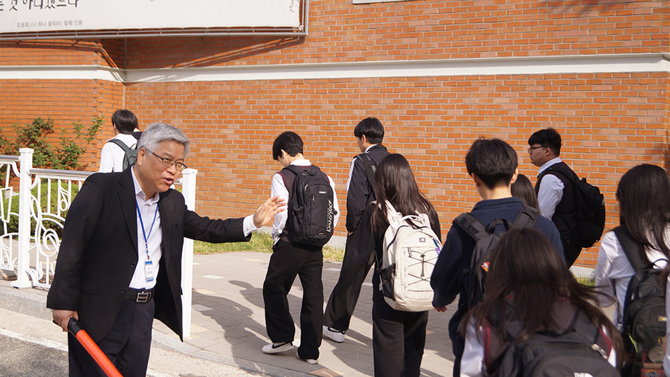 신우성 서원고 교장은 8년 째 하루도 거르지 않고 등교맞이를 하고 있다. 사진=오옥균 기자.