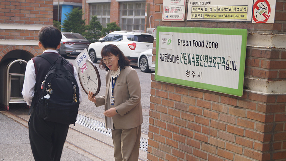 권은심 교감은 후문을 책임진다. 학생들에게 일일이 고개를 숙여 인사하는 모습이 인상적이다. 사진=오옥균 기자.