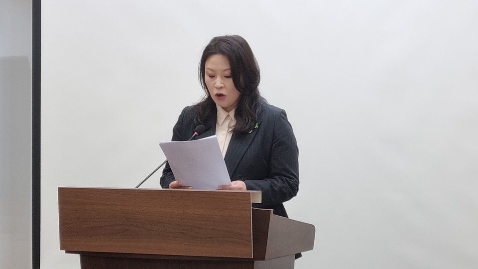 박진희 충북도의원이 21일 기자회견에서 발언을 하고 있다.