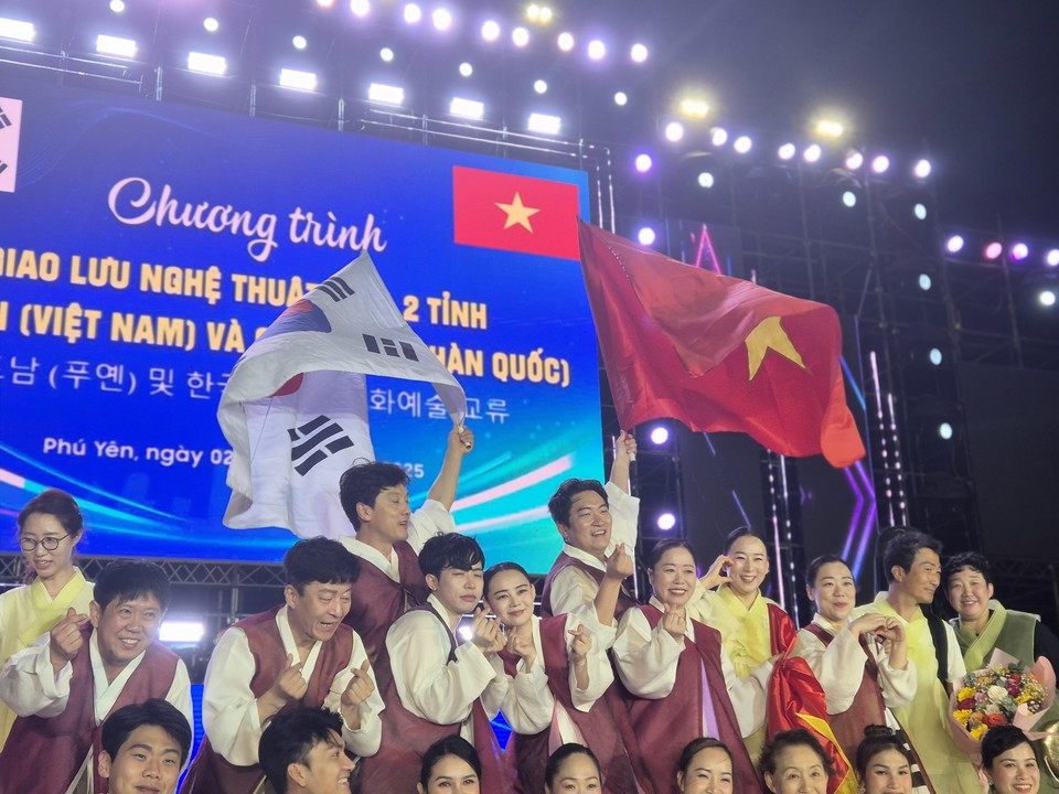 4월 2일 베트남 푸예성 뚜이화시에서 싸오비엔예술단과 합동 공연을 마친 충북민예총 소속 단원들이 기념촬영을 하고 있다. (사진=김남균 기자)