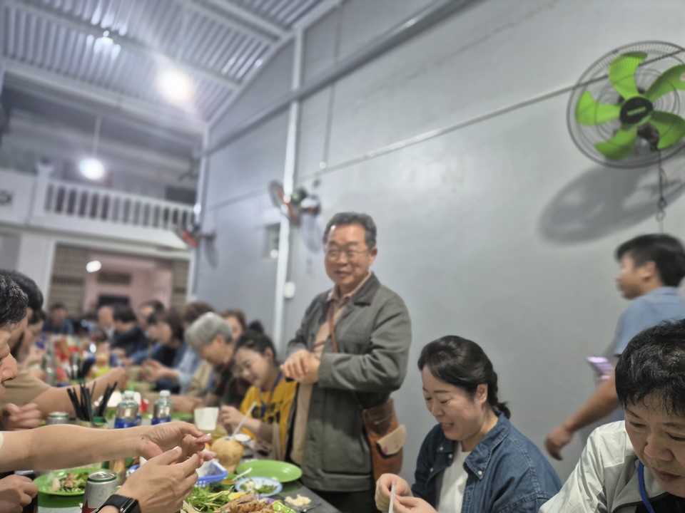 판화가 이철수 화백이 후배들을 격려하고 있다. (사진=김남균 기자)