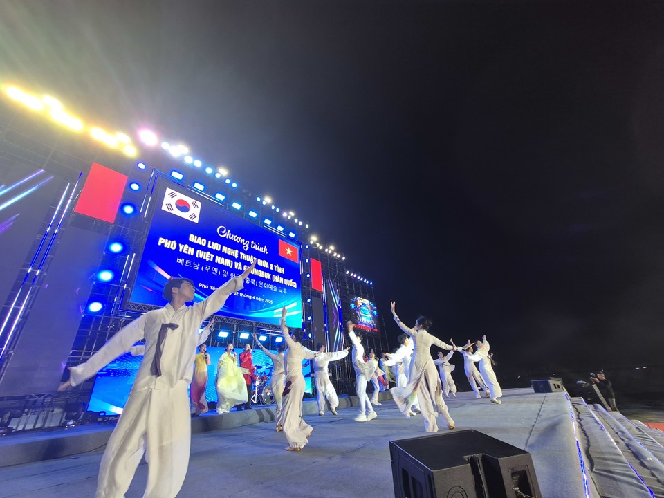 4월 2일 베트남 푸옌성 뚜이화 시 응인퐁 광장에서 진행된 충북민예총과 싸오비엔예술단 합동 공연모습(사진=김남균 기자)