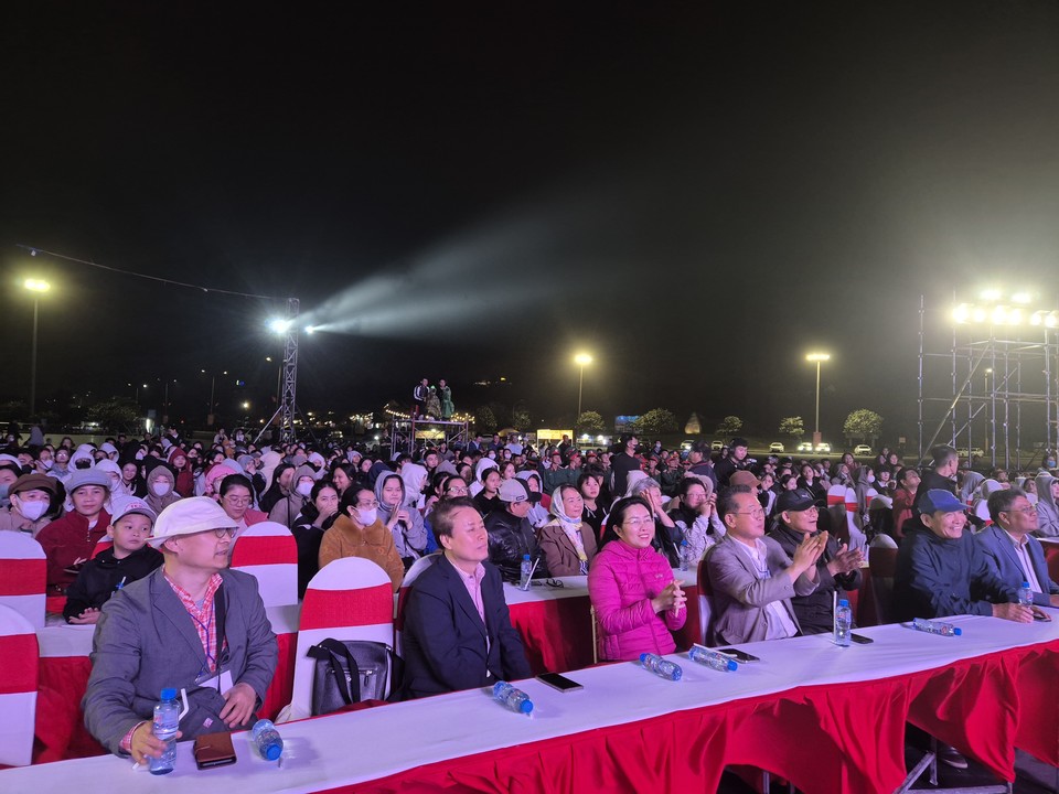 응인퐁 광장을 가득 메운 관람객 (사진=김남균 기자)