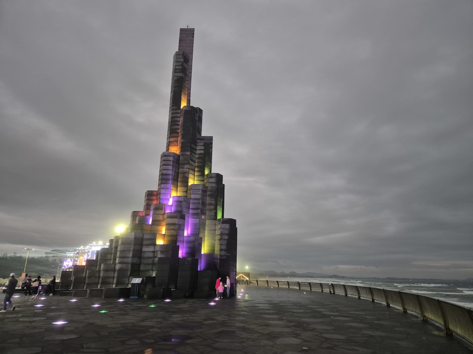 응인퐁 광장에 설치된 응인포 타워 전경 (사진=김남균 기자)